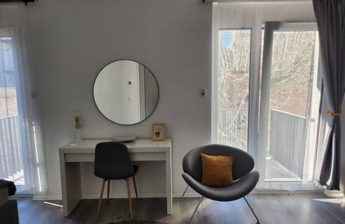 Palace District Apartment | Convenient Alice Central Apartment with Breakfast & Kitchen