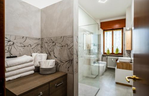 Rondinella - Baraggia - Restellone Apartment | Convenient Stay at Alice&Leo's with Free Parking & Metro Access