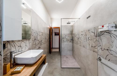Rondinella - Baraggia - Restellone Apartment | Convenient Stay at Alice&Leo's with Free Parking & Metro Access