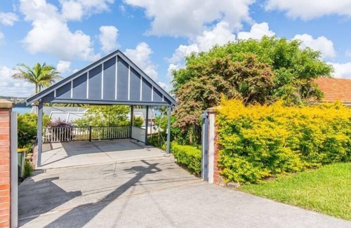 Speers Point House | Discover Alices Lake House: Water Views and Indoor Pool