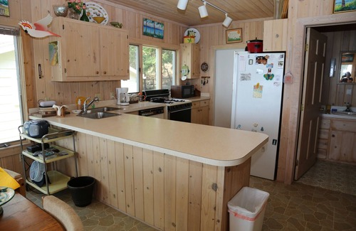 Forest Beach Cottage | Alig Family Tides: Lake View Retreat Near Pine Trail