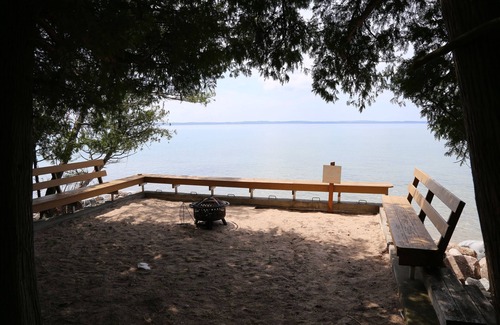 Forest Beach Cottage | Alig Family Tides: Lake View Retreat Near Pine Trail