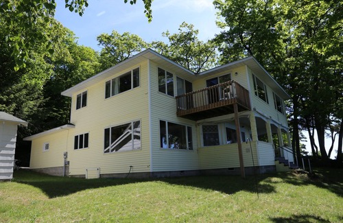 Forest Beach Cottage | Alig Family Tides: Lake View Retreat Near Pine Trail