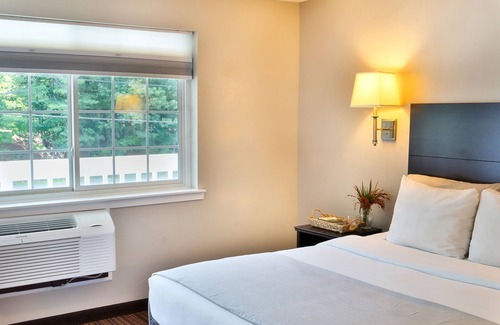 Quechee Hotel | Eco-Friendly Align Inn Vermont with Pool and Breakfast
