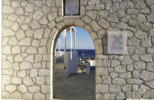 Kimolos Apartment | Oceanfront Alikaki Kimolos: Guest Rated 9/10, Pet Friendly