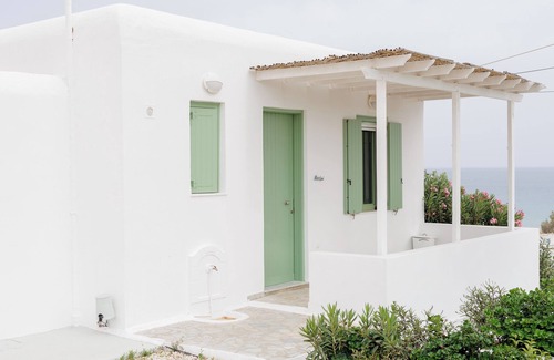 Kimolos Apartment | Oceanfront Alikaki Kimolos: Guest Rated 9/10, Pet Friendly