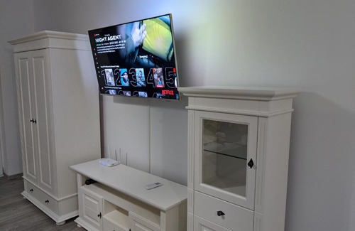 Dumbravita Apartment | Alina's Deluxe Apartment with Free Parking & Guest Rated 9.6