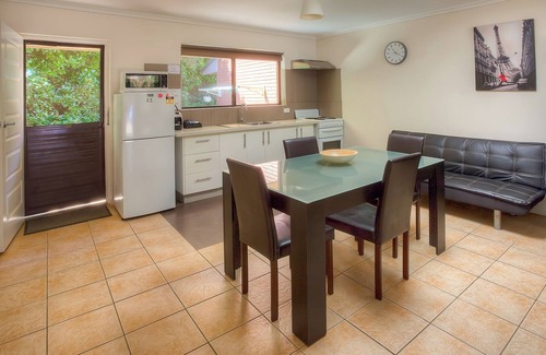 Bright Apartment | Convenient Access to Town Centre with Pool and Breakfast