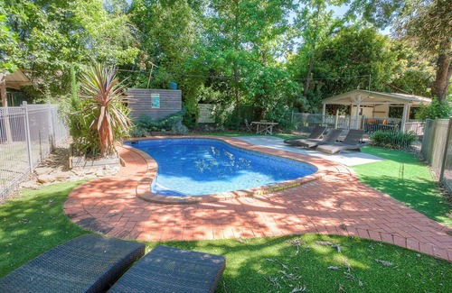 Bright Apartment | Convenient Access to Town Centre with Pool and Breakfast