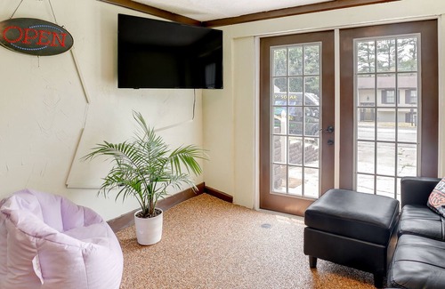 Ingomar House | Aliquippa Studio with Smart TVs & Gaming Console, 10/10!