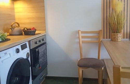 rajon Vrabnitsa Apartment | Discover Alis Savana: Family-Friendly Hotel with Dining