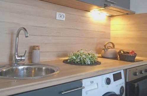 rajon Vrabnitsa Apartment | Discover Alis Savana: Family-Friendly Hotel with Dining