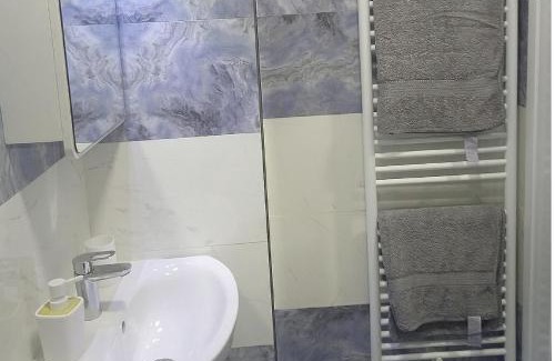 rajon Vrabnitsa Apartment | Discover Alis Savana: Family-Friendly Hotel with Dining