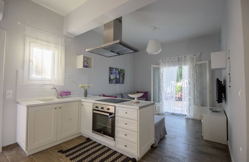 Apraos Apartment | Oceanfront Alisachni 1: Family-Friendly Stay with Breakfast