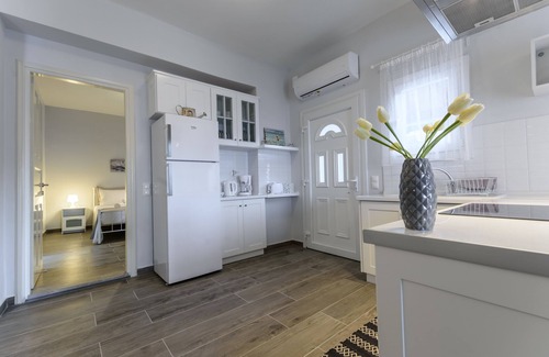Apraos Apartment | Oceanfront Alisachni 1: Family-Friendly Stay with Breakfast