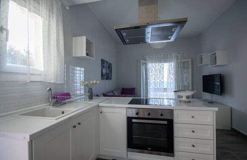 Apraos Apartment | Oceanfront Alisachni 1: Family-Friendly Stay with Breakfast