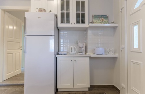 Apraos Apartment | Oceanfront Alisachni 1: Family-Friendly Stay with Breakfast