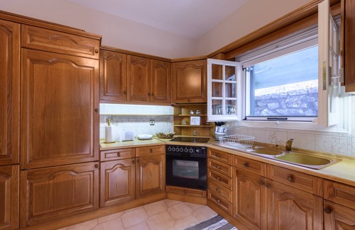 Apraos Apartment | Oceanfront Alisachni 2: Family-Friendly with Breakfast