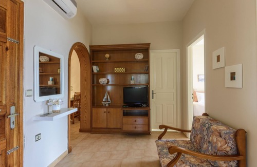 Apraos Apartment | Oceanfront Alisachni 2: Family-Friendly with Breakfast
