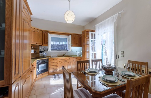 Apraos Apartment | Oceanfront Alisachni 2: Family-Friendly with Breakfast