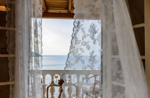 Apraos Apartment | Discover Alisachni 3: Oceanfront Bliss with Breakfast