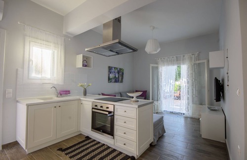 Apraos Condo | Alisachni- Steps from the Sea