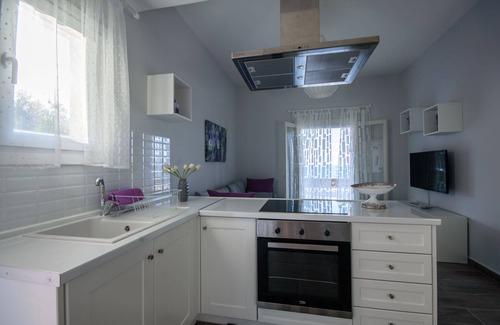 Apraos Condo | Alisachni- Steps from the Sea