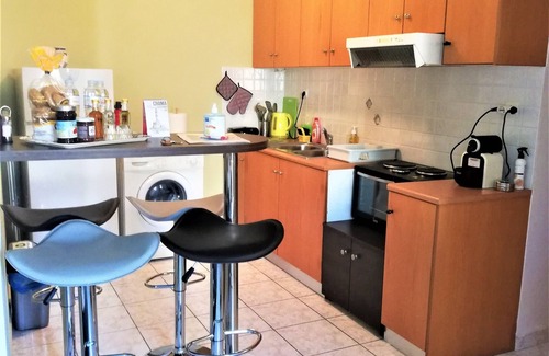 Agii Apostoli Apartment | Relax at Alisahni Home, Steps from the Beach with Pool