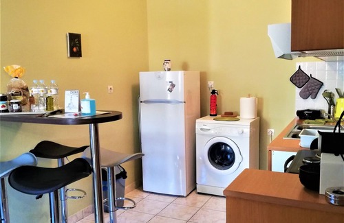 Agii Apostoli Apartment | Relax at Alisahni Home, Steps from the Beach with Pool