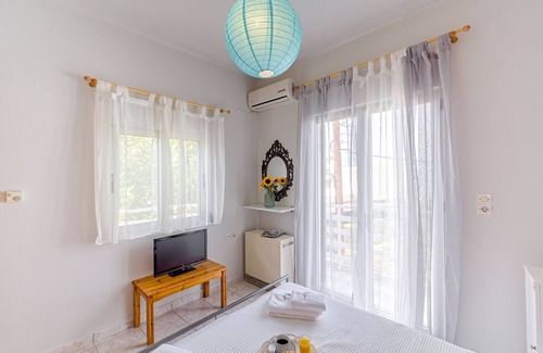 Agii Apostoli Apartment | Relax at Alisahni Home, Steps from the Beach with Pool