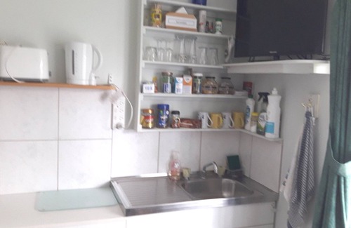 Kippa-Ring House | Convenient Stay Near Rail and Shops with Kitchen Access