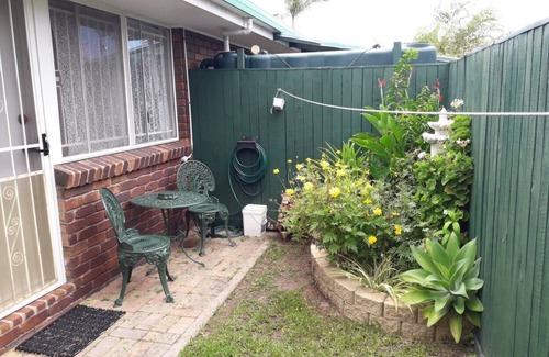 Kippa-Ring House | Convenient Stay Near Rail and Shops with Kitchen Access