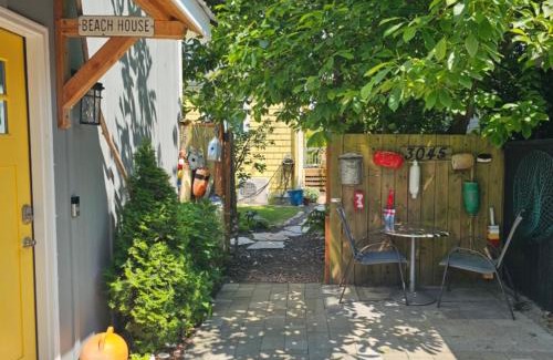 Alki House | Cozy Alki Beach Cottage: Oceanfront Escape with Top Ratings