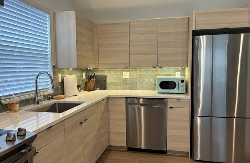 West Seattle Cottage | Modern Alki Beach Cottage: Oceanfront Retreat Near Lumen Field
