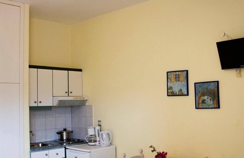 Exopoli Apartment | Pet-Friendly Alkion: Ocean View & Private Beach Escape