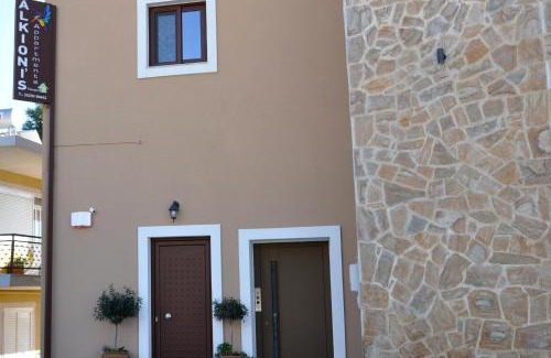 Arcoudi Apartment | Alkioni's Nest Apartments: Family-Friendly Getaway with 9.7/10 Rating