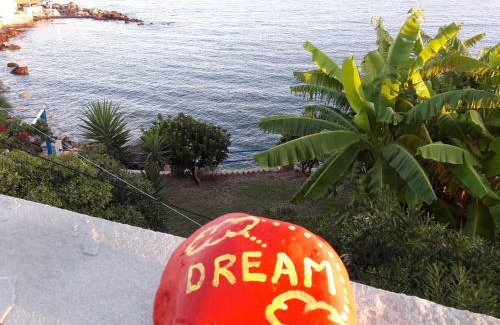 Karlovassi Apartment | Oceanfront Alkioni Studios: Pet Friendly & Family Approved