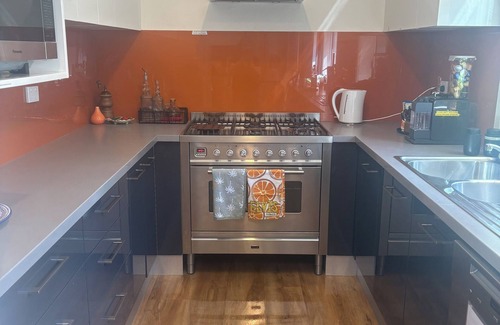 Parkes House | Alkira Lodge: Modern Californian Bungalow in Prime Location