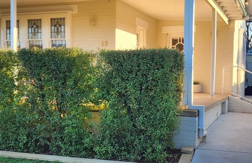 Parkes House | Alkira Lodge: Modern Californian Bungalow in Prime Location