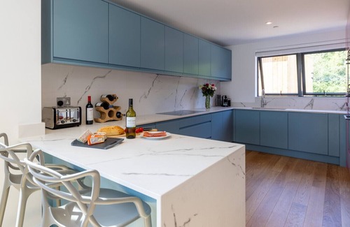 Cirencester Villa | Relax at ML53: Hot Tub and Lakeside Spa Retreat