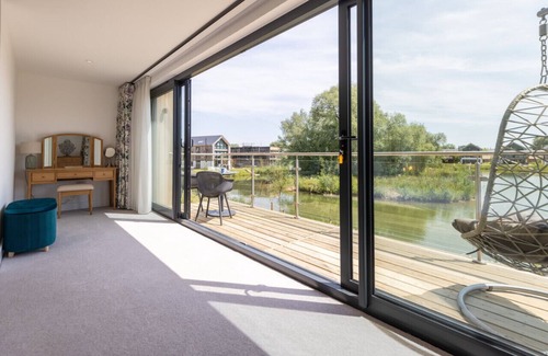Cirencester Villa | Relax at ML53: Hot Tub and Lakeside Spa Retreat