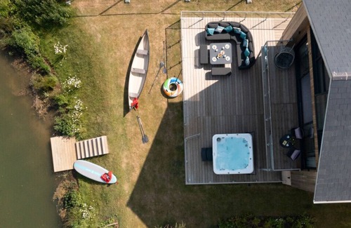 Cirencester Villa | Relax at ML53: Hot Tub and Lakeside Spa Retreat