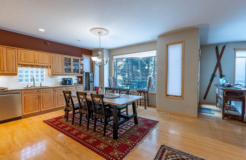 Cougar Creek Cottage | Experience Breathtaking Views with Family-Friendly Amenities
