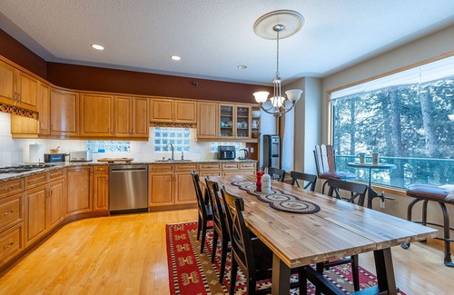 Cougar Creek Cottage | Experience Breathtaking Views with Family-Friendly Amenities
