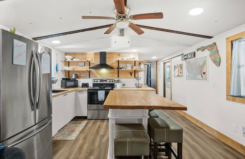Crescent City House | Refreshing Retreat: Renovated Hotel with Spa & Pet Friendly