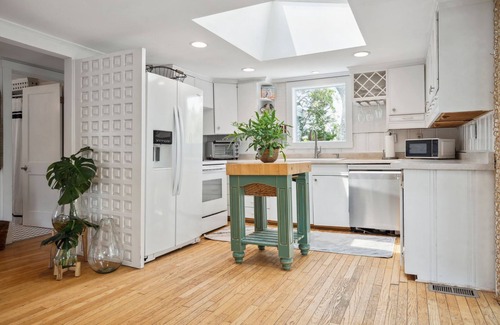 Newbury House | All Decked Out | Grill | 5 Min Walk to Beach | A/C