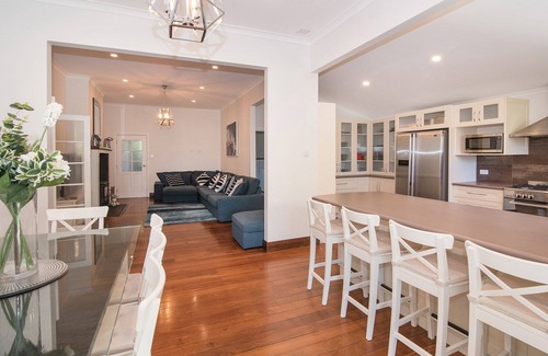 West Busselton House | All Decked Out: Guest Rated 10/10, WiFi & Cozy Fireplace
