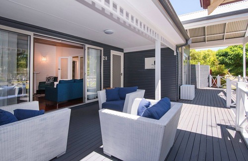 West Busselton House | All Decked Out: Guest Rated 10/10, WiFi & Cozy Fireplace