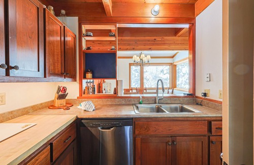 Keystone House | Cozy Townhome with Pool & Spa - Sleeps 6, Pet Friendly