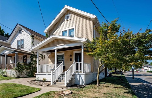 Latonia House | All essentials Amazing 3 bedroom 5 beds 1.5 baths with parking in Covington KY